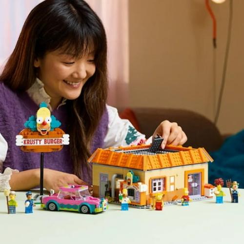 LEGO® Icons The Simpsons™: Krusty Burger 10352 Building Set – Collectible Display Model with Homer’s Clown Car and 7 Minifigures – 1,635 Pieces for Adult Fans of The Simpsons
