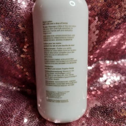 Shower Mate Goat Milk Body Wash Nourishing, 800 mL / 27.05 fl. oz. (Manuka honey)