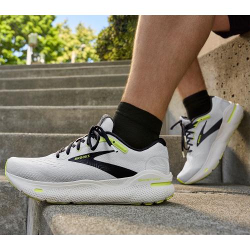 Men's size 9 Brooks Men's Ghost MAX Running Shoes