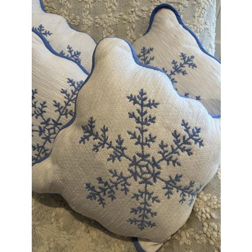 Threshold Set of 4 White Blue Snowflake Blue Scalloped Trim Pillows  18x18 NWT