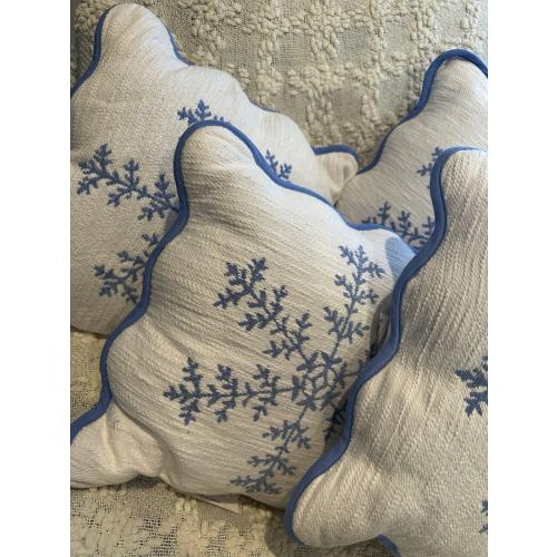 Threshold Set of 4 White Blue Snowflake Blue Scalloped Trim Pillows  18x18 NWT