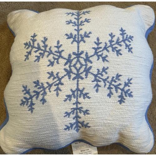 Threshold Set of 4 White Blue Snowflake Blue Scalloped Trim Pillows  18x18 NWT