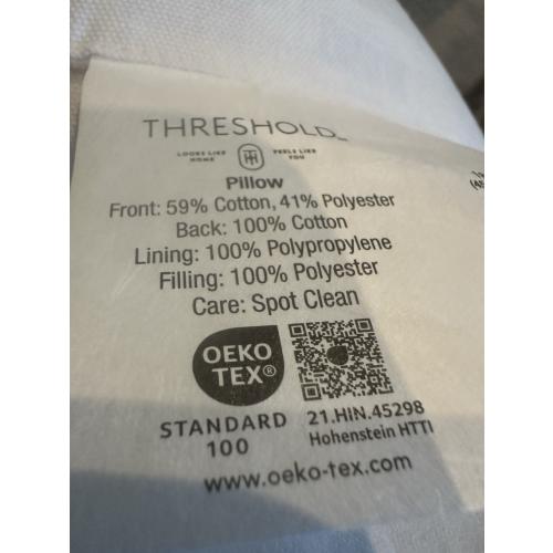 Threshold Set of 4 White Blue Snowflake Blue Scalloped Trim Pillows  18x18 NWT