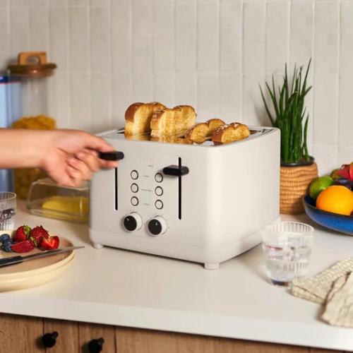 4-Slice Toaster with Extra Wide Slots - Bella PRO Oatmilk