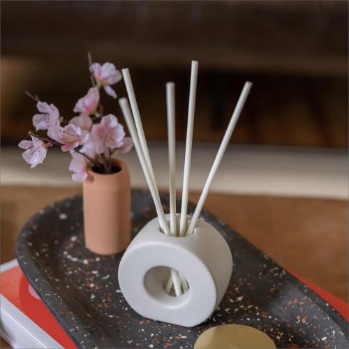 ScentAir Infused Liquidless Reeds | Includes Flameless Reeds and 1 Decorative Vase, White | Essential Oil Aroma Diffuser Sticks | Fresh Spa Scents | Gifting Fragrance | Fresh Linen