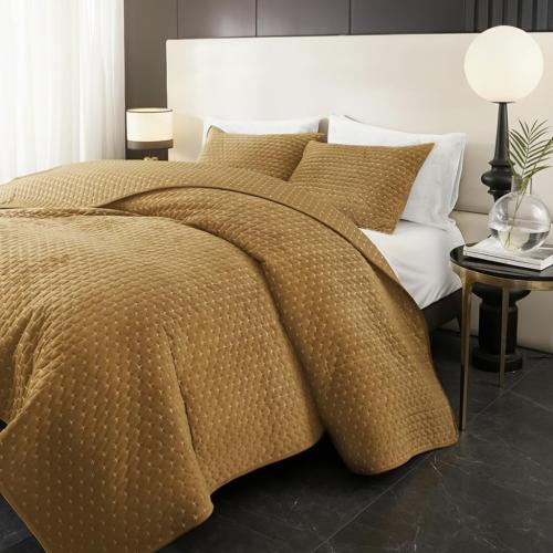 Powdion Luxury Velvet Quilt King Size, Lightweight 3PCS King Quilt Bedding Set with 2 Pillow Shams 20x26, Oversized Queen Bedspread, All-Season Ultra-Soft Comforter for Bedroom Home Decor Caramel Gold