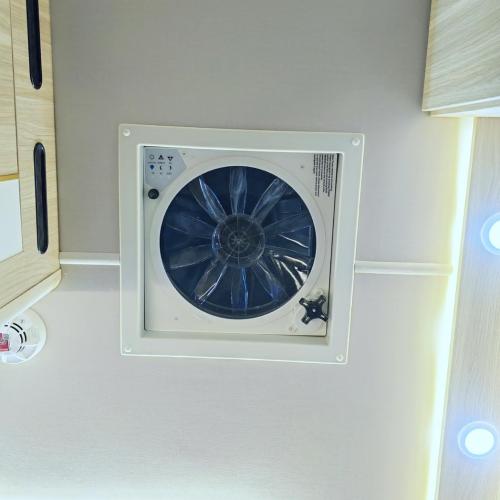 Build-in Rain Shield RV Roof Fan Vent Trailer Camper 10 Speed 12V 14'' Reversible