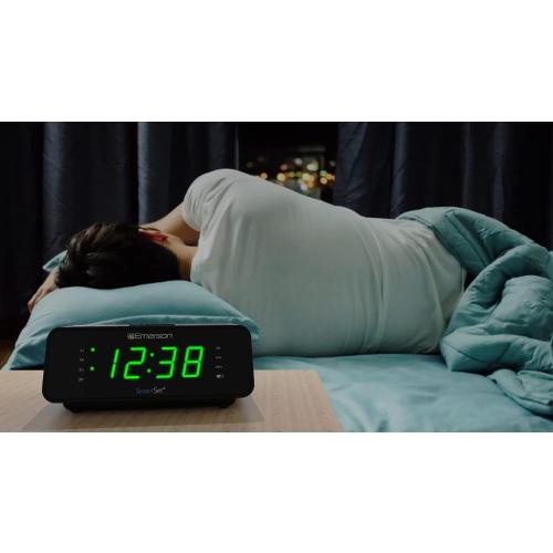 Emerson SmartSet Dual Alarm Clock Radio with AM/FM Radio, Dimmer, Sleep Timer and .9 LED Display, CKS1900