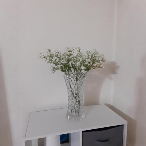 7-Pcs 21” Secure-Stem Realistic Artificial White Babys Breath (Gypsophila) Flowers with No-Shedding Design — Perfect for Wedding Centerpieces, Home Decor & Vase Fillers