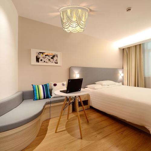 Boho Wood Beaded Chandelier, Flush Mount Ceiling Light,Farmhouse Rustic Jute Wooden Bead Chandeliers Fixture for Drawing Room，Bedroom,Hallway, Entryway,Dining Room(3-Light)