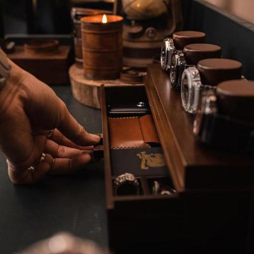 Sophisticated Watch Case Organizers Handy Wood Watch Display for 4 Watches Elegant Men's Watch Case with Acrylic Top