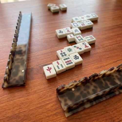 Effortless Mahjong Game: 4 Tortoise Shell Acrylic Racks (20) with Magnetic Pushers & Wavy Edge – Smooth Tile Alignment, Easy Storage