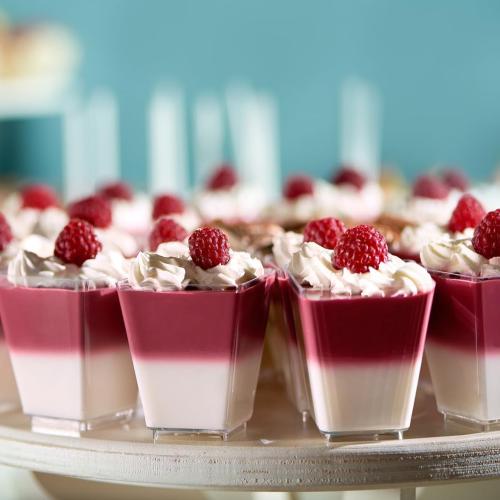 Zezzxu 50 Pack 5 oz Dessert Cups with Dome Lids and Spoons, Plastic Pudding Cups with Lids Mini Parfait Shooter Cups for Party Individual Banana Pudding Jello Yogurt Fruit Trifle