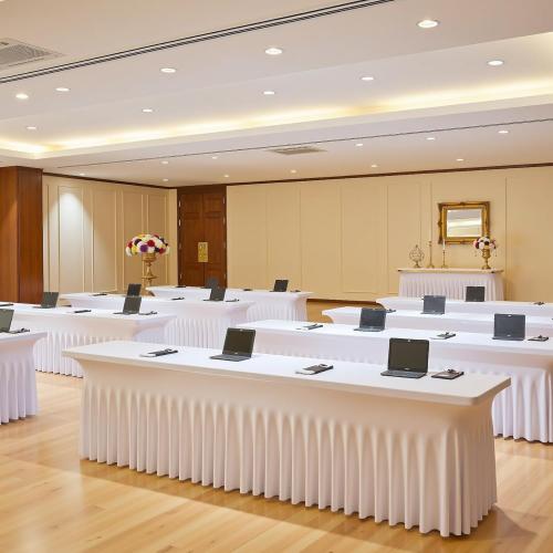 White Spandex Tablecloths for 6 Foot Rectangle Tables, Wrinkle Free Stretchy Table Cloths 6ft Fitted Table Cover DeskSkirt for Weddings Birthday Party Banquet Baby Shower