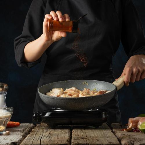 PATIKIL 4.7oz Plastic Spice Jars with Shaker Lids, 4 Pcs Refillable Empty Seasoning Containers Bottle with Label Marker Pen for Storing Spice Salt Herbs Powders Condiment, Clear