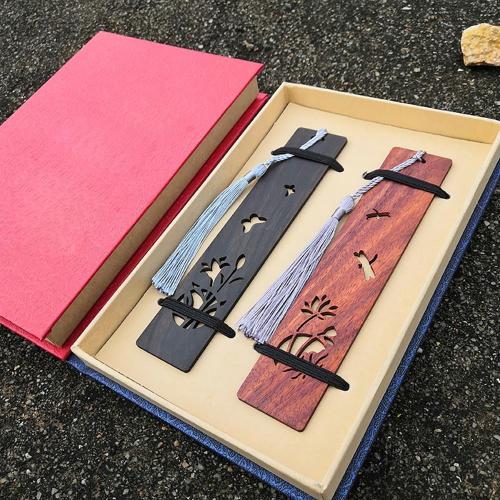 Wooden Bookmarks, Yaasilinage Unique Nature Wood Handmade Carving Bookmarks for Women Men, Cute Flower Dragonfly Butterfly Hollow Carving Aesthetic Book Bookmarks Set of 2 with Gift Box