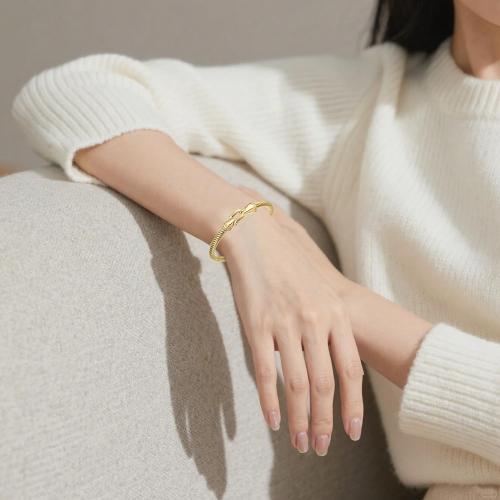 Stainless steel twisted wire bracelet with hook and loop, Twisted Cable Stylish Fine Stainless Steel Cable Cuff Bracelet with Hook Clasp Bracelets Jewelry for Women, Fashionable Roman numeral bracelet suitable for women(Gold)