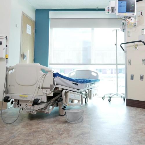 Portable Elderly Spittoon Chamber Pot Handle Thickened Adult Night Urinal Home Hospital Travel Ideal Women Pregnant Disabled Adults Easy Clean Urine Bottle Lid