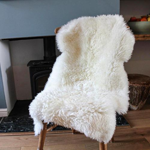 URBAN BUCK Sheepskin Natural Fluffy Fur Rug Genuine Single Pelt Luxuxry 2 x 3 Ivory White Sheep Skin Area Rug for Bedroom (24Inch x 36Inch, 60.96cm x 91.44cm)