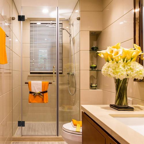 2Pack Glass Shower Door Hinges, 90 Degree Shower Hinges Replacement Parts with Mounting Hardware, Stainless Steel Bathroom Gate Clamp for 3/8” to 1/2”Glass, Black