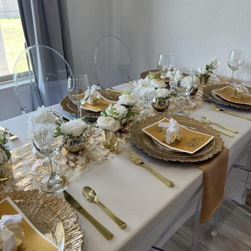 Coloch Set of 52 Plastic Charger Plates, 13 Reusable Reef Serving Chargers for Dinner Plate Round Shiny Decorative Charger Plate for Wedding, Catering, Parties, Christmas, Home Dinner Use (Gold)