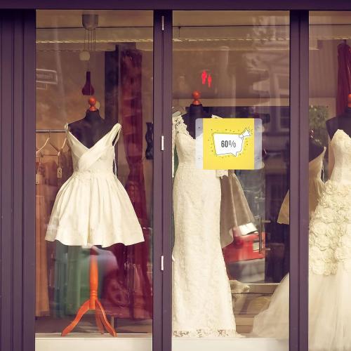 Gerrii 3 Packs Acrylic Window Wall Mount Sign Holder 8.5 x 11 Inch Clear Glass Door Advertising Sign Holder with Suction Cups for Mall Office Home Restaurant Landscape