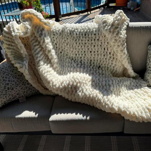Luxury Super Chunky Knit Throw Blanket, Handmade Chenille Cable Knit Crochet Blanket 50x60, Soft Thick Chunky Yarn Knit Throw for Couch & Bed, No Shedding, Ivory/Cream Home Decor Gift