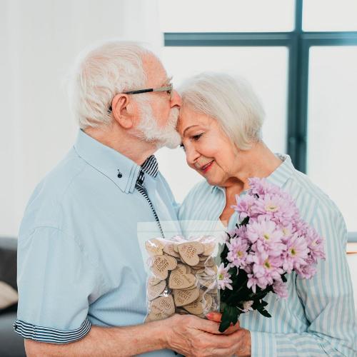 CroBlissful 150 Pcs Wooden Pocket Hug Token Bulk with 3 Pcs Organza Bags Remembrance Little Heart Star Round Pocket Hug Keepsake for Family Birthday Celebration of Life Funeral Love Gifts (Heart)