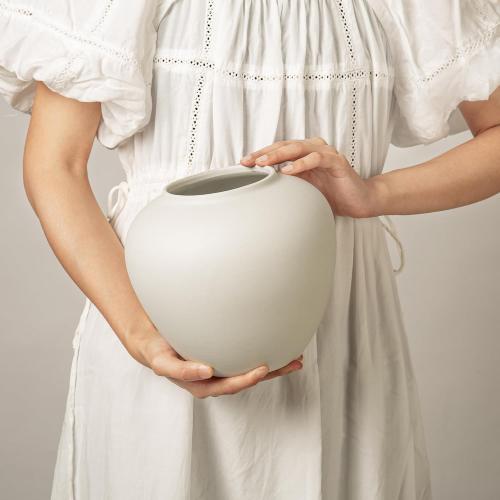 Ceramic Vase Matte White with a Rustic Texture, Flower Modern Trendy Minimalist Utensil Holder Farmhouse Round Vintage vase Bookshelf Dining Table Coffee Table Decor, Size 7 (18cm) 1 Pack