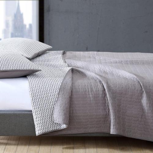 City Scene - Queen Quilt Set, Reversible Cotton Bedding with Matching Shams, Luxurious Bedding Set (Leaves Dark Grey, Queen)