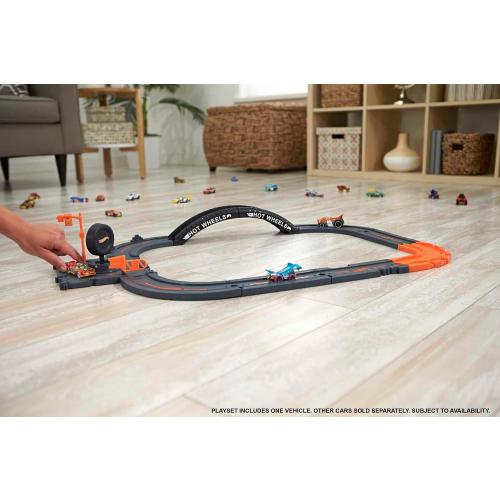 Hot Wheels City Track Pack, 10 Piece Set Includes Track Base & Various Track Pieces to Build a Cityscape, with 1 Hot Wheels Car, Connects to Other Sets, Gift for Kids 4 Years & Up