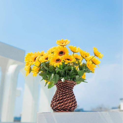 Velener Artificial Silk Sunflower with Rattan Vase Daisy Arrangement, 6 Bunches, 42 Flowers & Stems, Sunflower Bouquet, Handmade Willow, Fake Flowers in Vase for Home Decor, Fall Autumn Decoration