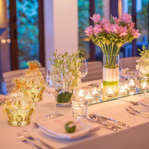 Jetec 8 Pcs Gold Fillable Crown Goblet with Pouch Vintage Plastic Goblet for Candy Chocolate Cake Dessert Storage Decoration for Wedding Birthday Party