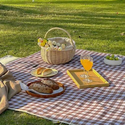 K Y KANGYUN Outdoor Picnic Blanket 80 x 80, Extra Large Beach Blanket, Foldable Lightweight Waterproof Sand Mat, Picnic Blanket for Beach Camping Hiking Park Patio (Brown, 80x80 inch)