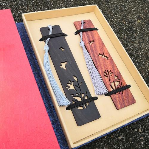 Wooden Bookmarks, Yaasilinage Unique Nature Wood Handmade Carving Bookmarks for Women Men, Cute Flower Dragonfly Butterfly Hollow Carving Aesthetic Book Bookmarks Set of 2 with Gift Box