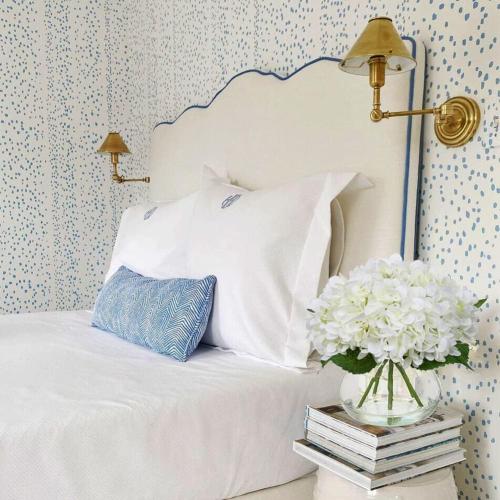 Hollyone Hydrangea Artificial Flowers with Vase White Silk Fake Flowers Arrangements in Glass Vase with Faux Water for Home Bathroom Office Table Centerpiece Shelf Decorations