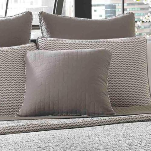 City Scene - Queen Quilt Set, Reversible Cotton Bedding with Matching Shams, Luxurious Bedding Set (Leaves Dark Grey, Queen)