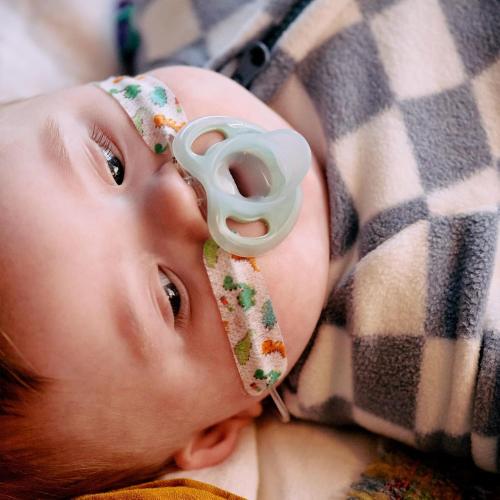 Tommee Tippee Ultra-Light Silicone Pacifier, 0-6 Months, Symmetrical One-Piece Design, BPA-Free Silicone Binkies, Clear/Blue/Green, Pack of 4