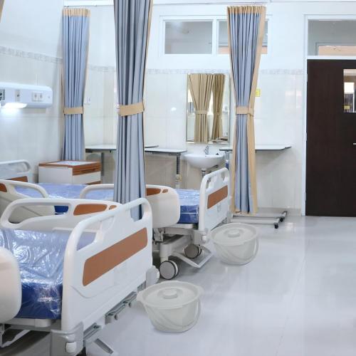 Portable Elderly Spittoon Chamber Pot Handle Thickened Adult Night Urinal Home Hospital Travel Ideal Women Pregnant Disabled Adults Easy Clean Urine Bottle Lid