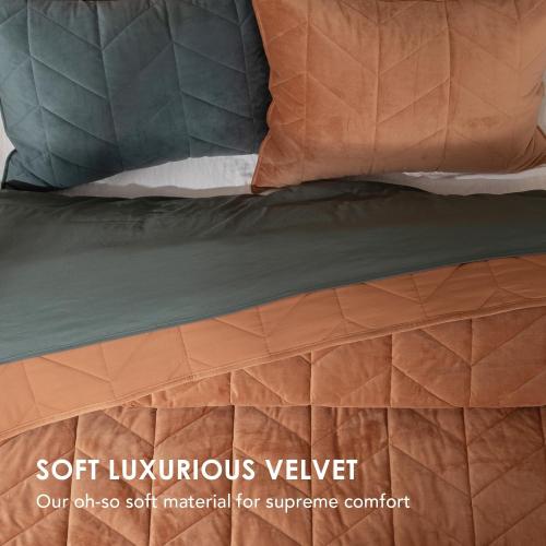 EverGrace 3 Pieces Luxurious Velvet King Quilts, Ultra Soft Lightweight Velvet Comforter Set, Matelasse Oversized Bedspread Coverlet for All Season with 2 Shams, Burnt Orange, 108x96
