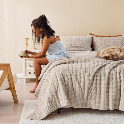 Super king plus 325 x 305 cm Wonderful Luxury Velvet Quilt - Striped Channel Stitch Beige Quilt King, Soft Corduroy Lightweight Comforter, Pet-Friendly, Tear-Resistant, Bedspread Coverlet Bedding Set for All Season