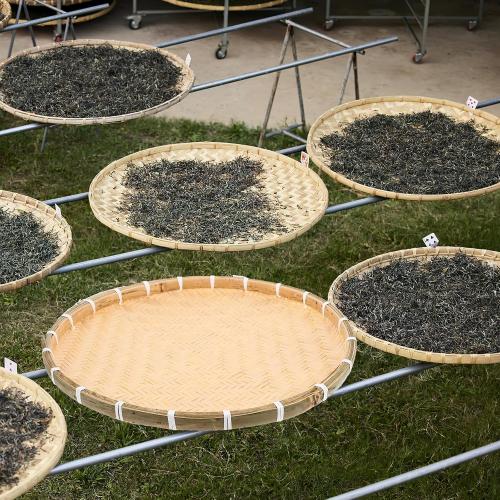 GANAZONO Bamboo Woven Tray Round Bamboo Basket for Food Storage Decorative Woven Container for Parties Homes and Restaurants