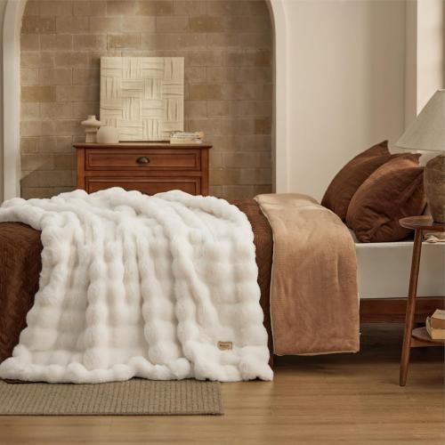 Bedsure GentleSoft Fluffy Faux Fur Throw Blanket for Couch, Soft Fuzzy Fleece Blankets & Throws, Cream Bed Decor Cozy Gifts for Women Teen Girls, Minky Thick Warm Plush Gifts for Birthday, Anniversary