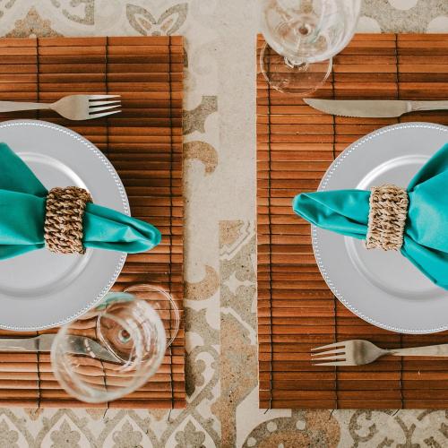 50 Pcs Silver Charger Plates Round Charger Plates13 Inch Bulk Wedding Dinner Elegant Reusable Plastic Chargers Plates Wedding Holiday Party Baby Shower Event Decoration (Silver)