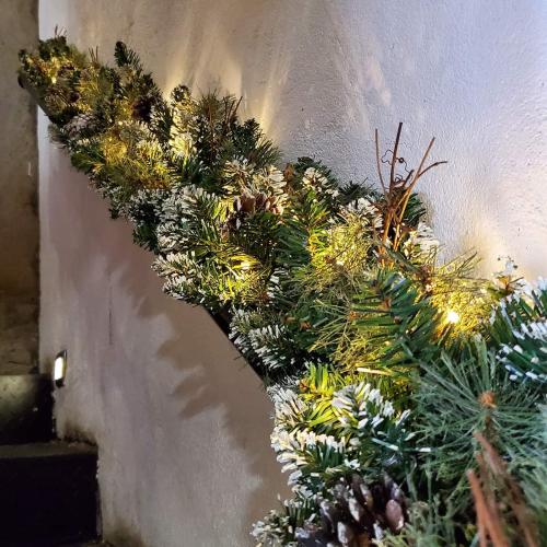 9 FT Prelit Christmas Garland with Pine Cones, Artificial Snowy Pine Garland for Christmas 50 LED Battery Operated Warm Lights and Timer Xmas Garlands Decor Indoor Outdoor