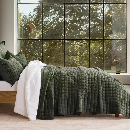 RECYCO Luxury Velvet Quilt Set, Lightweight Velvet Comforter Set, Oversized Bedspread Coverlet Quilted Bedding Set, with 2 Matching Pillow Shams, for All Season, Olive Green