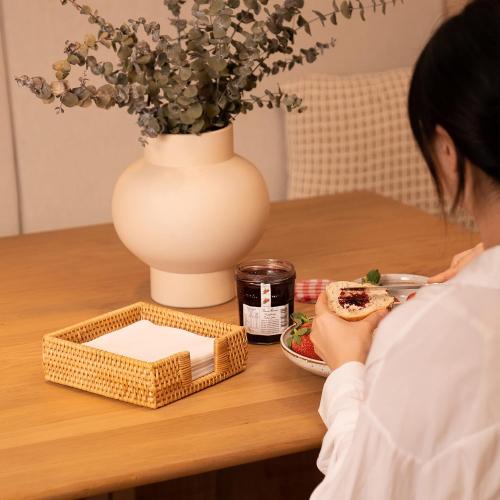 Rattan Napkin Holder Square, Napkin Holders for Paper Napkins, 7.5 x 7.5 x 2.5, Wicker Napkin Tray, Woven Guest Towel Holder for Restaurant/Kitchen/Bathroom Napkin Holder for Table