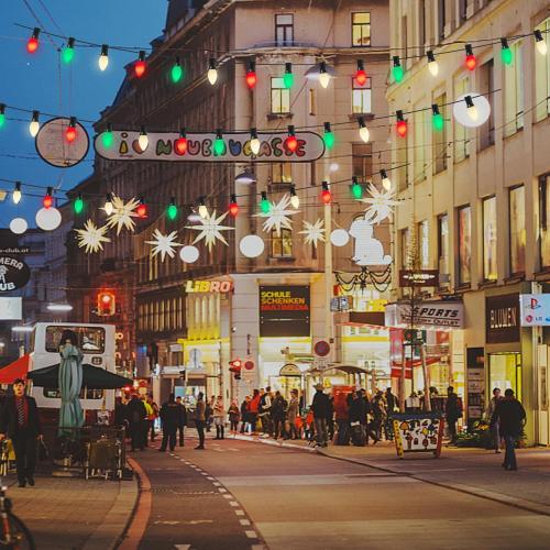 25Ft C7 LED Christmas Multicolor String Lights with 27 Red Green White LED Bulbs, Outdoor Hanging Vintage Christmas Lights Waterproof for Xmas Tree Roofline Wedding Party Holiday Decor-Red/Green/White