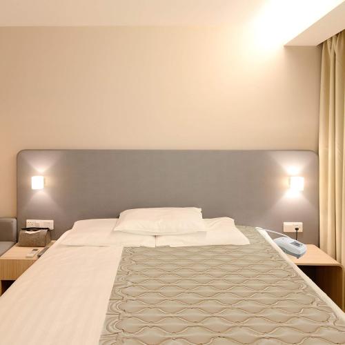 Vaunn Medical Cloud Air Whisper Quiet Alternating Air Pressure Mattress Topper with Pump Twin Size 36 x 78 x 3