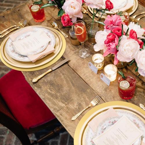 Tioncy 50 Pcs Gold Round Paper Placemats Decorative Disposable Placemats Table Mats for Dining Wedding Table Decoration Home Banquet New Years Festive Party Birthday Holiday